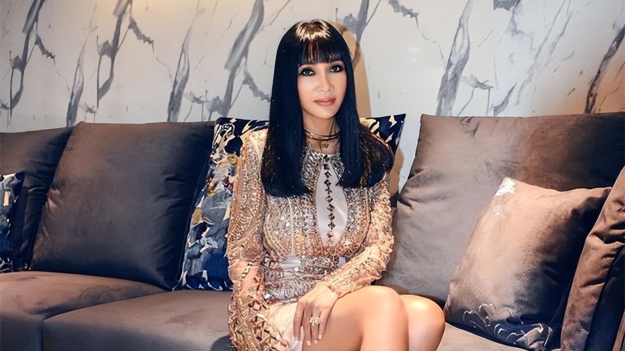 因男友与毛宁发生冲突，她成为了内地第一位被封杀的女艺人