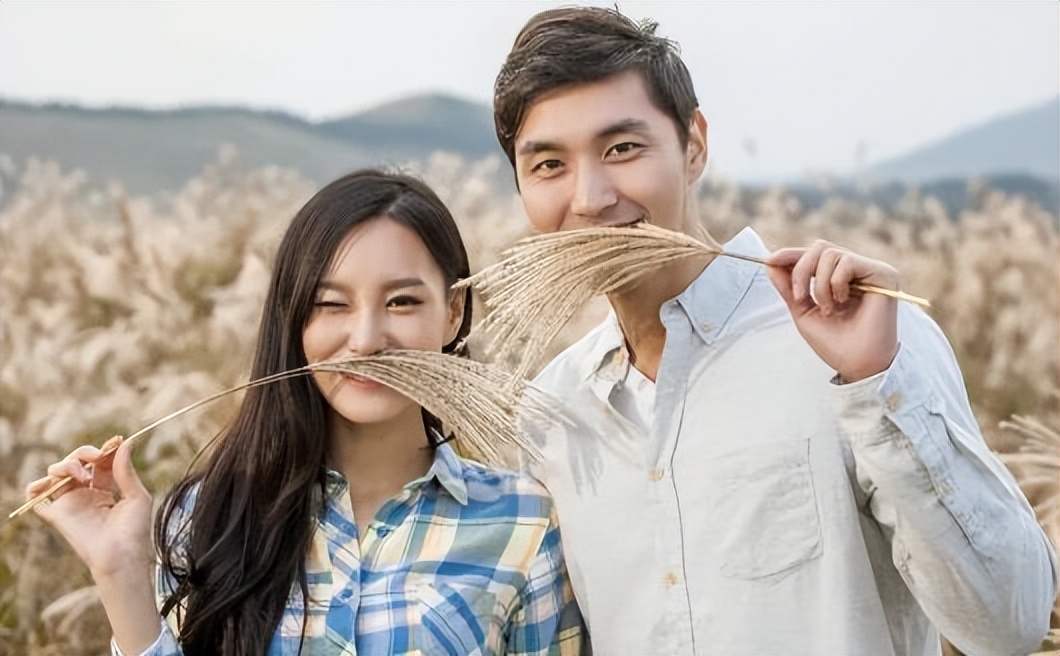 同时相亲两个女孩,相亲同时聊两个女生正常吗