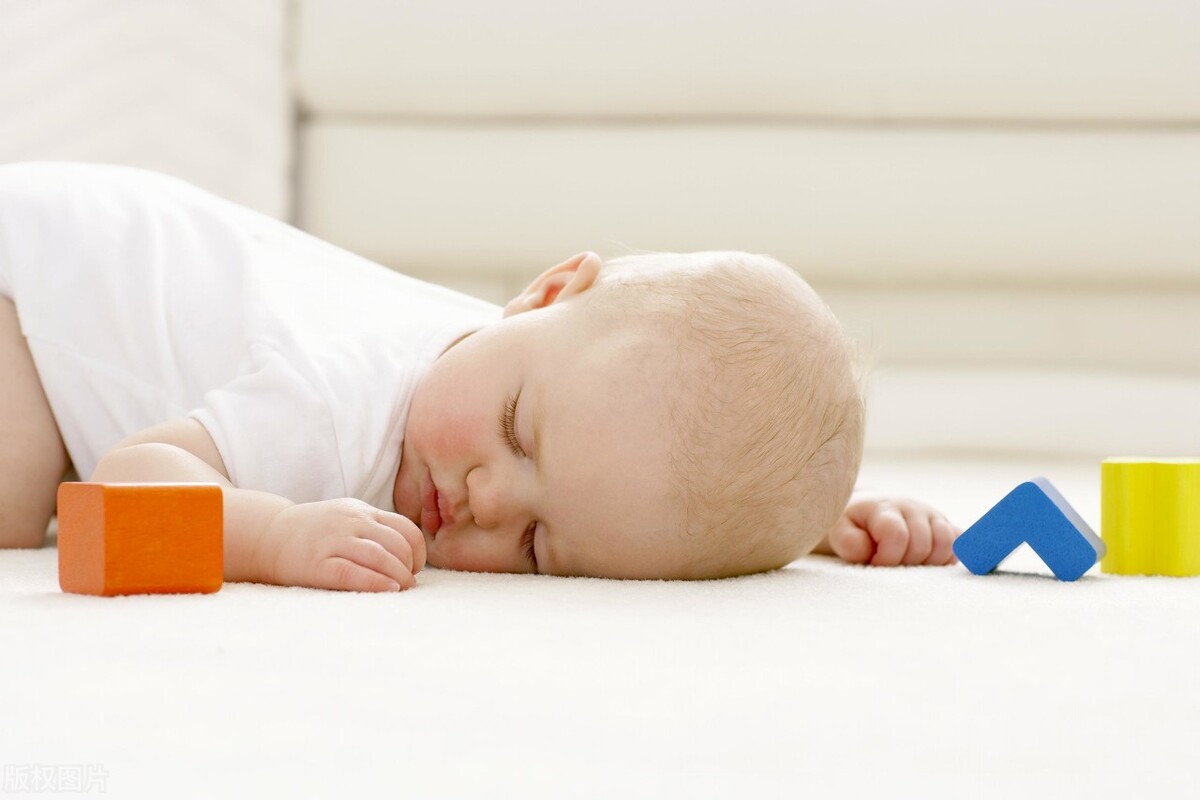 宝宝老是趴着睡觉对身体有危害吗,宝宝长期趴着睡觉会怎样
