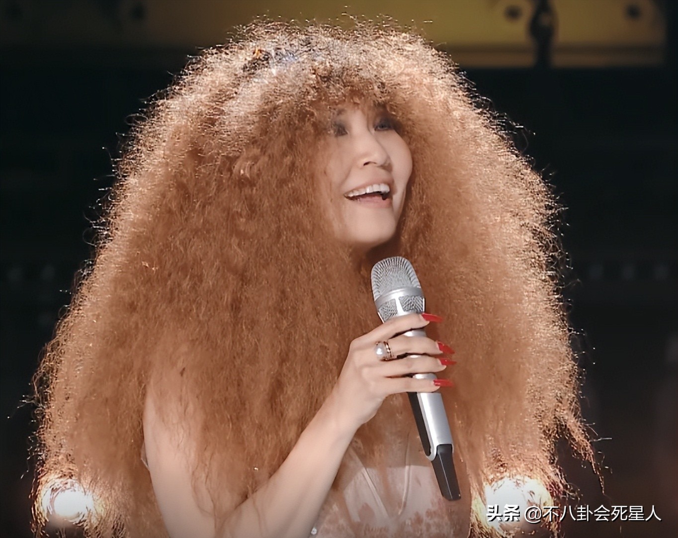 ​黑丝、高开叉、辣妹短裙，《浪姐3》舞台首秀，30个女明星杀疯了