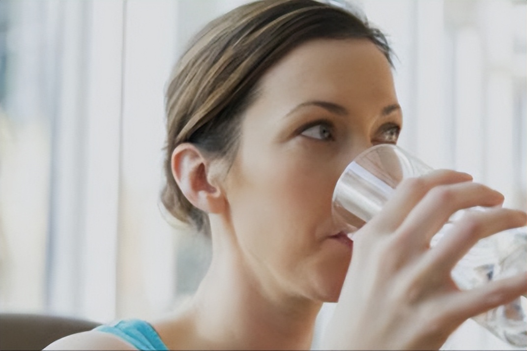 晚上睡觉嘴巴口干缺啥,晚上睡觉嘴巴总发干是真的缺水吗