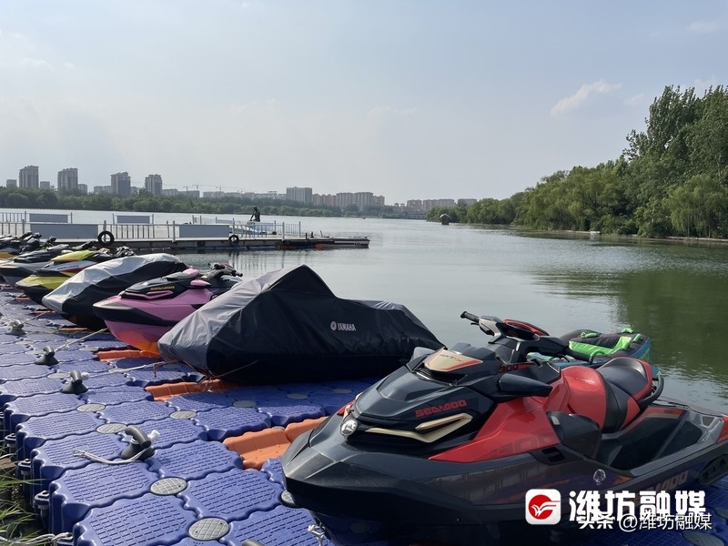 最早的摩托艇游戏,勇敢者的运动水上摩托艇