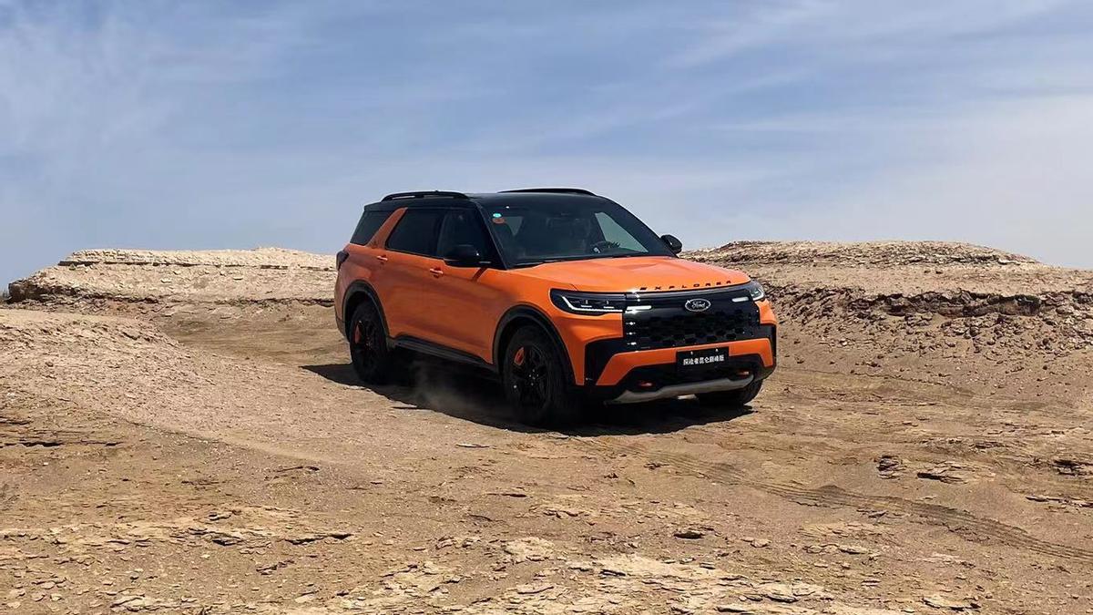 试驾福特探险者昆仑巅峰版脱困,探险者昆仑巅峰版对比霸道