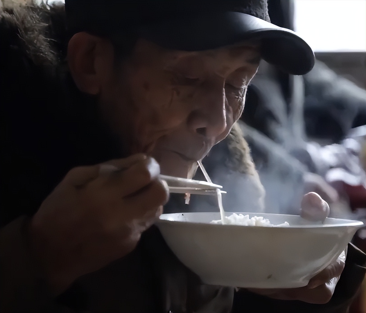 2008年七旬老人故意抢劫,七旬老人为养老故意抢劫入狱