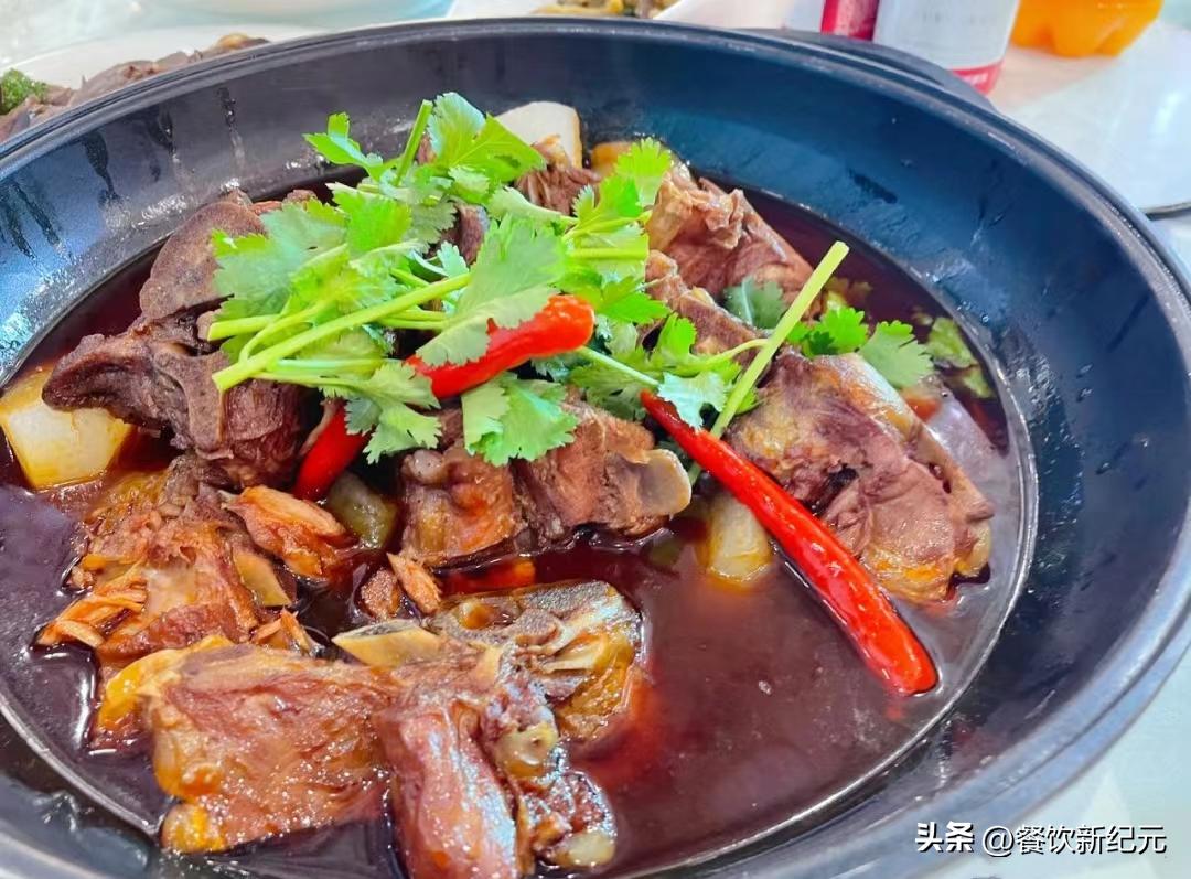 四川小伙晒婚宴菜品走红,自夸能进全国前3名,网友:井底之蛙