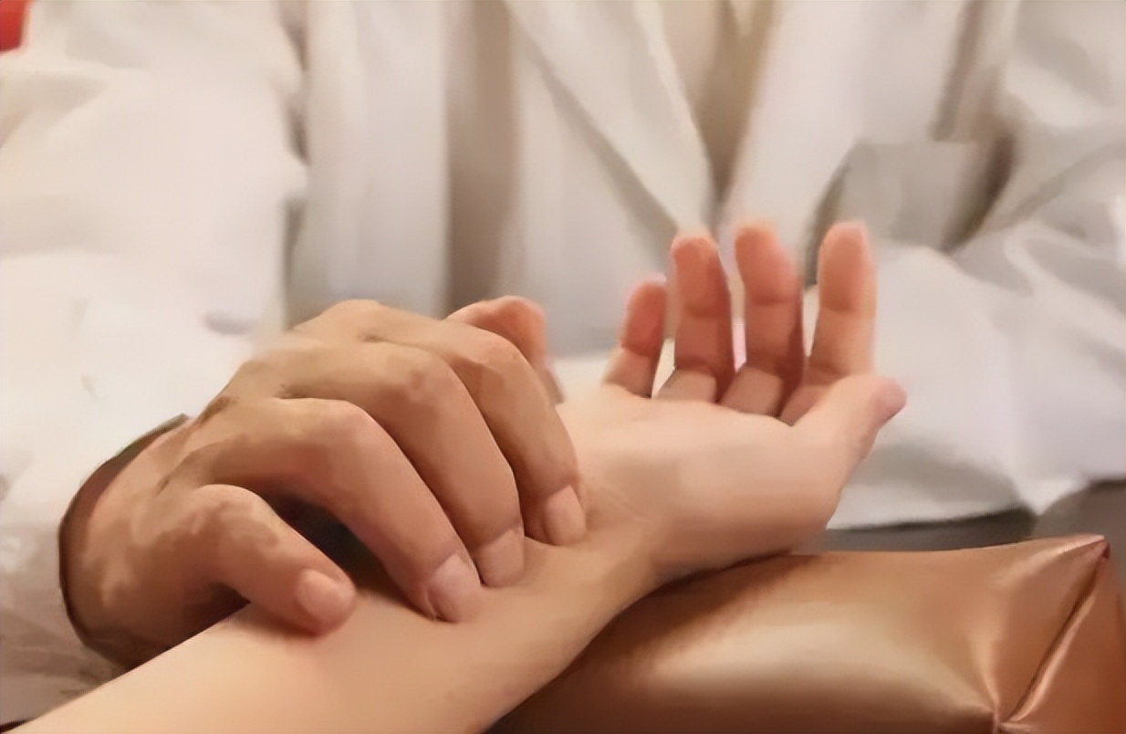 小肠湿热下注有什么表现,舌苔厚腻是湿热下注的表现吗