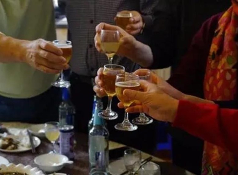 燕窝当水喝打60万美容针，初中文凭的李宝华，背后的30亿有多疯狂