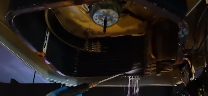 中央吸顶式空调如何拆卸查找漏水,吊顶式中央空调拆洗