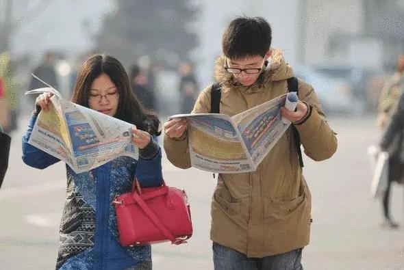 男公务员女富二代合适吗,女公务员与男公务员发展前景