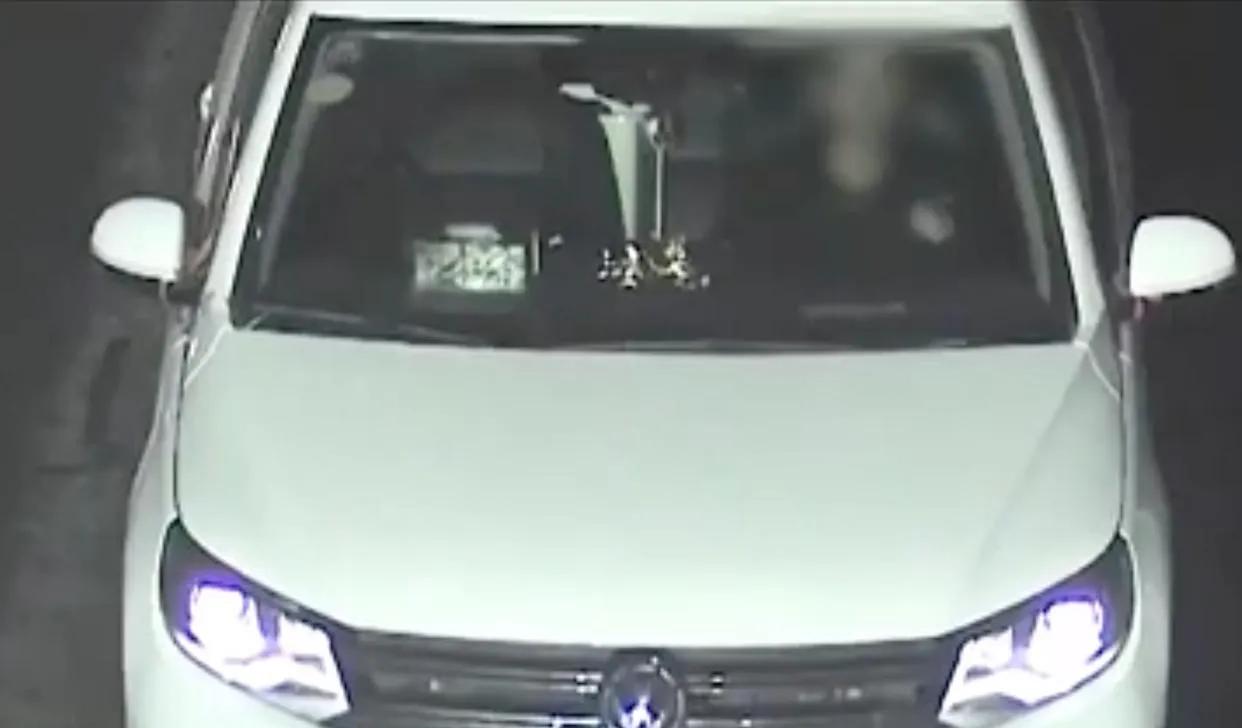 40多岁美艳少妇深夜去见男友，再次被发现时躺在自己车的后备箱