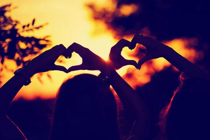 夏天的落日如此美丽,黄昏的日落是那么美丽