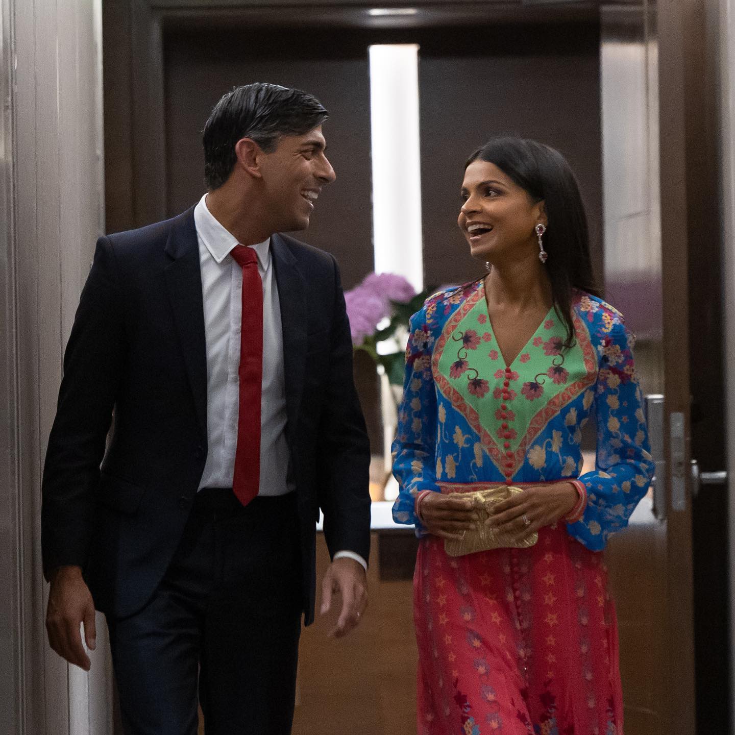 英第一夫人给老公打领带超甜！两套纱丽闪耀G20，比韩国夫人还闪