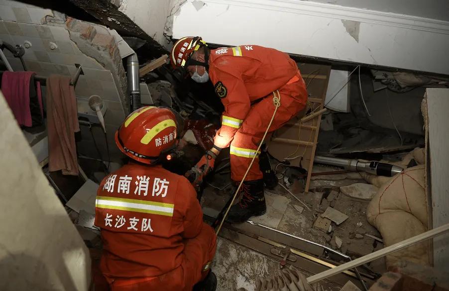 台风吹得房屋倒塌如何自救,遇到房屋倒塌怎么办