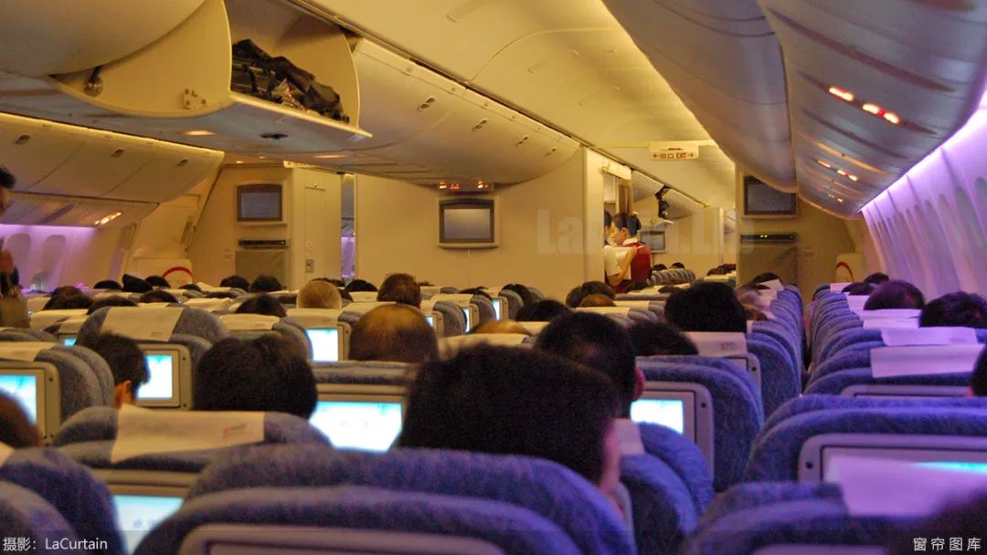 “躺平”与坐直之间有空档，说说飞机里的“商务舱”