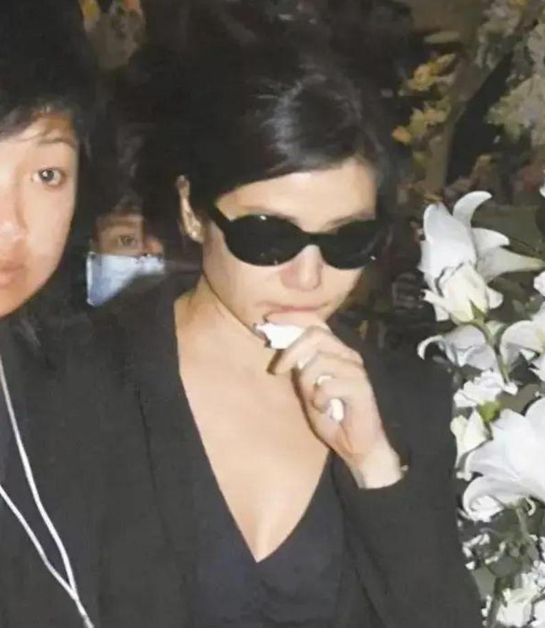 长了一张风情万种的脸下一句,看似清纯实际丰富情史女明星