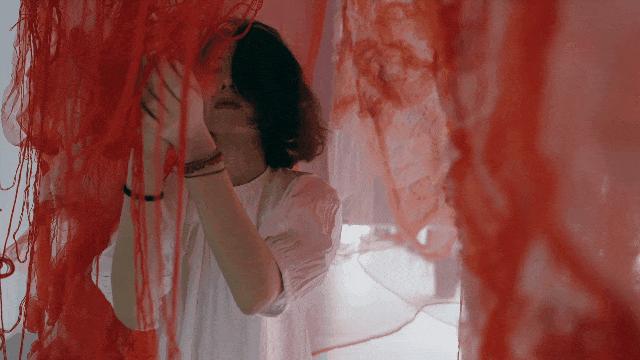 24岁女孩缝出巨型子宫，请人走进去，感受被母体包裹的温柔