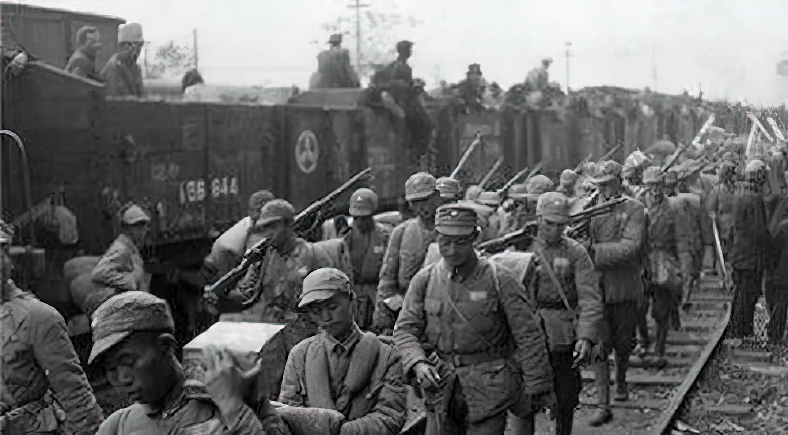 毛*东泽**抗战两本特殊的书，蒋介石看了都被征服：高级将领人手一册