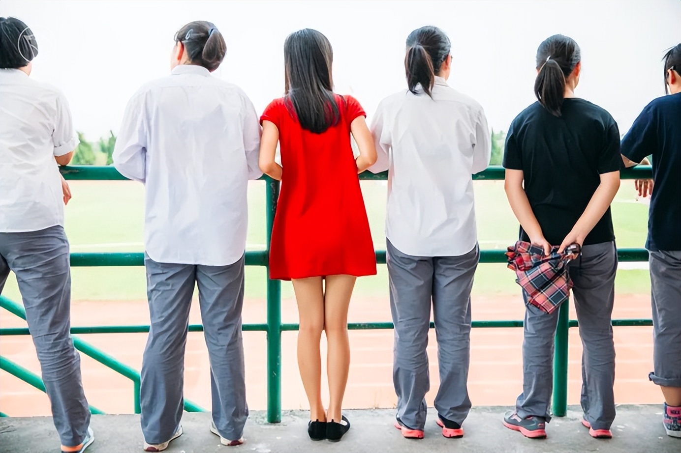 这个校园“*拍偷**狂魔”,拍下了95后的绝版青春