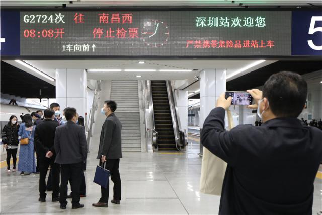 百年老站深圳站开出首趟高铁列车,百年老站迎来高铁