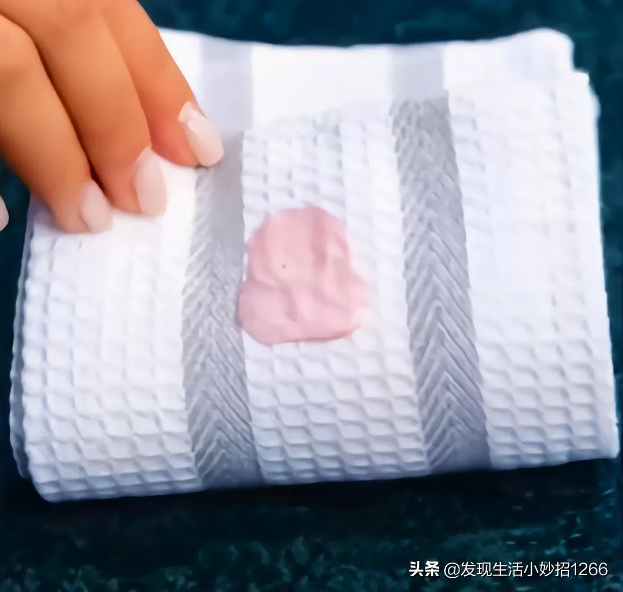 啫喱水加牙膏可以去除衣服油污吗,衣服上有油渍用牙膏怎么去除