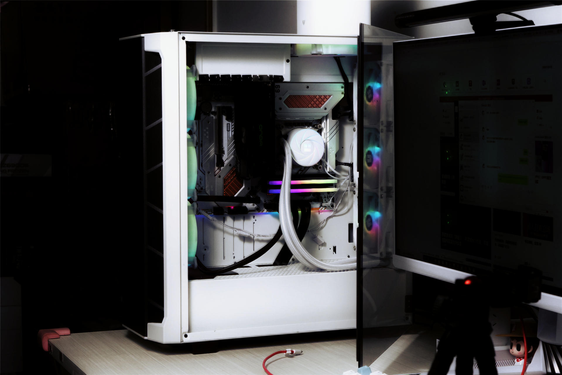 疫情期间居家找事做,耗资2W+打造纯白系居家办公桌面