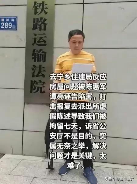 男子去住建局戴纸帽子被拘留,油漆工戴报纸帽子工作