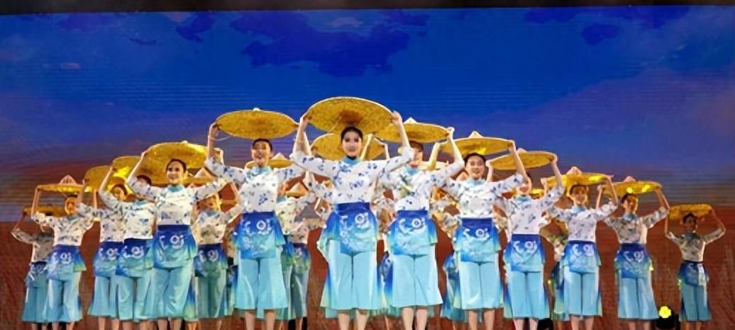 许家印歌舞团队演员照片,许家印歌舞团队演员状况