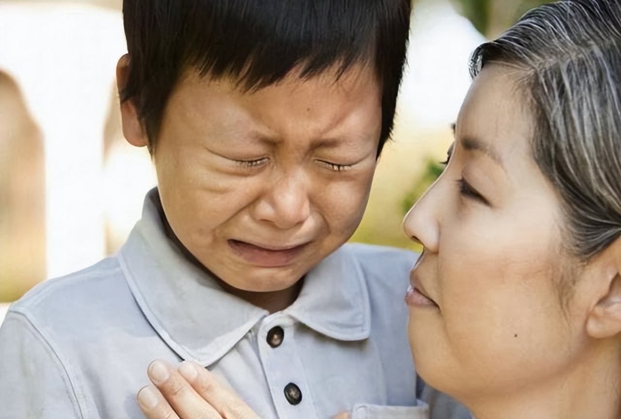 宝宝动不动就哭当妈的快被逼疯了,宝宝越长大越爱哭怎么回事