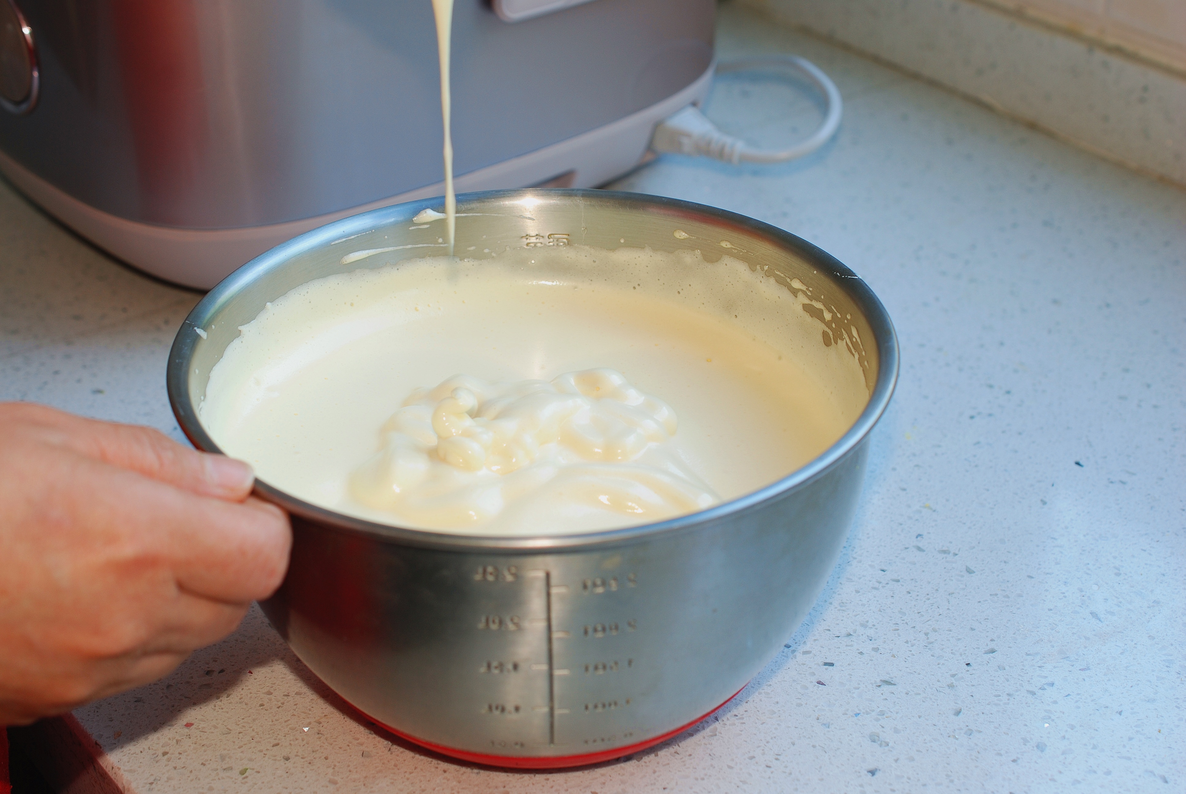 不用分蛋打发的纸杯蛋糕,不需要打发只用鸡蛋的电饭煲蛋糕