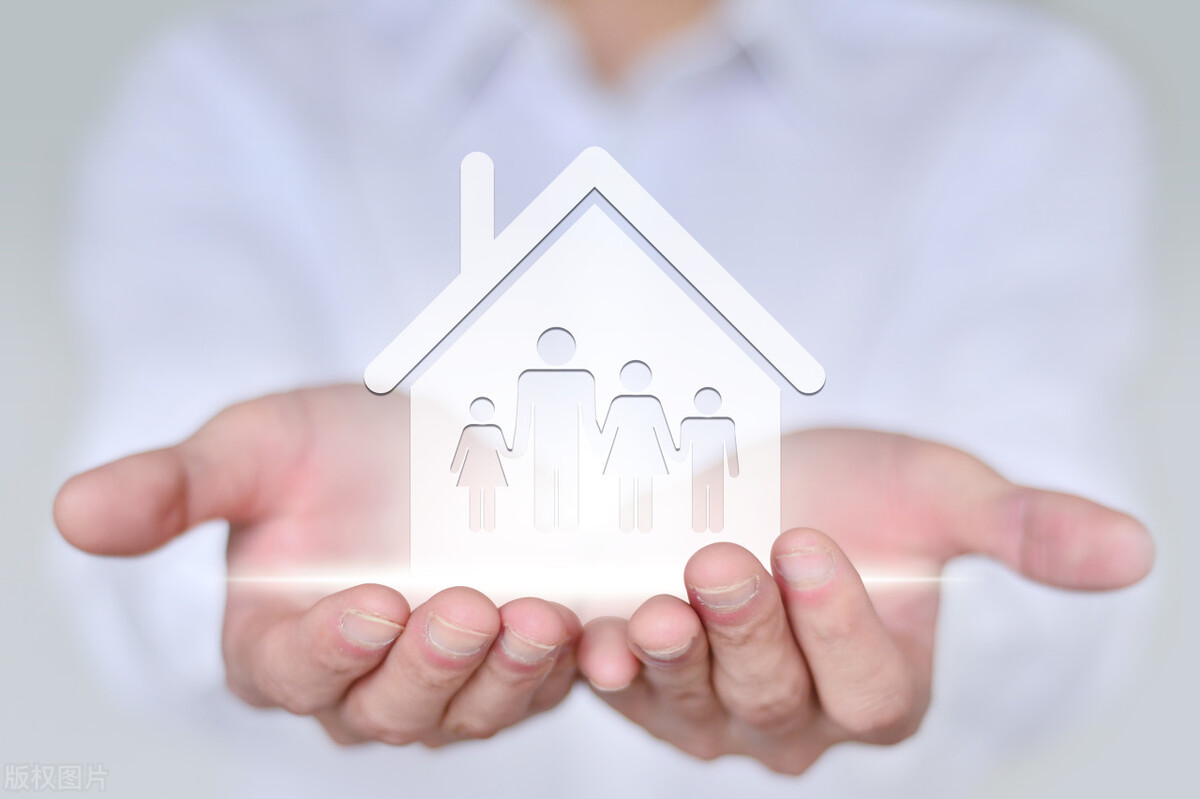 28岁女子月子期间，丈夫给人买女装写情信，男子解释：女装是我穿