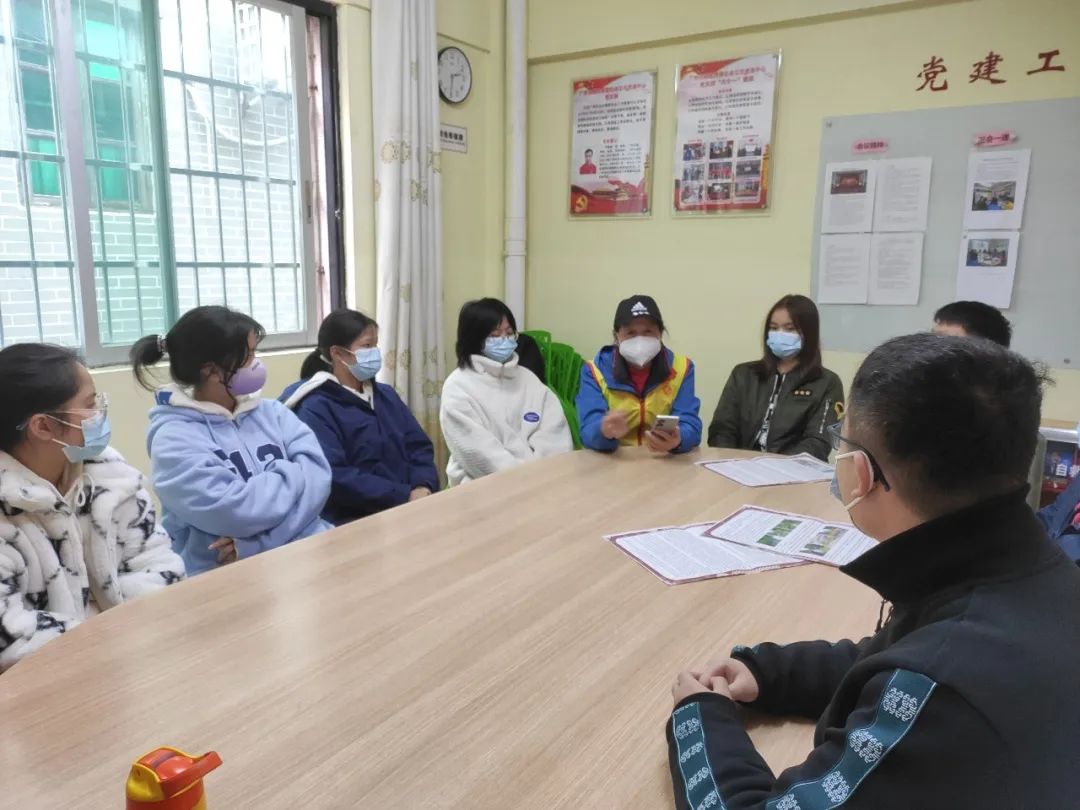 手提花灯探南源，共迎新春乐开颜