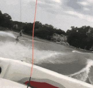 想穿这样的衣服还怕别人看见吗,穿这样的衣服出门真的不尴尬吗