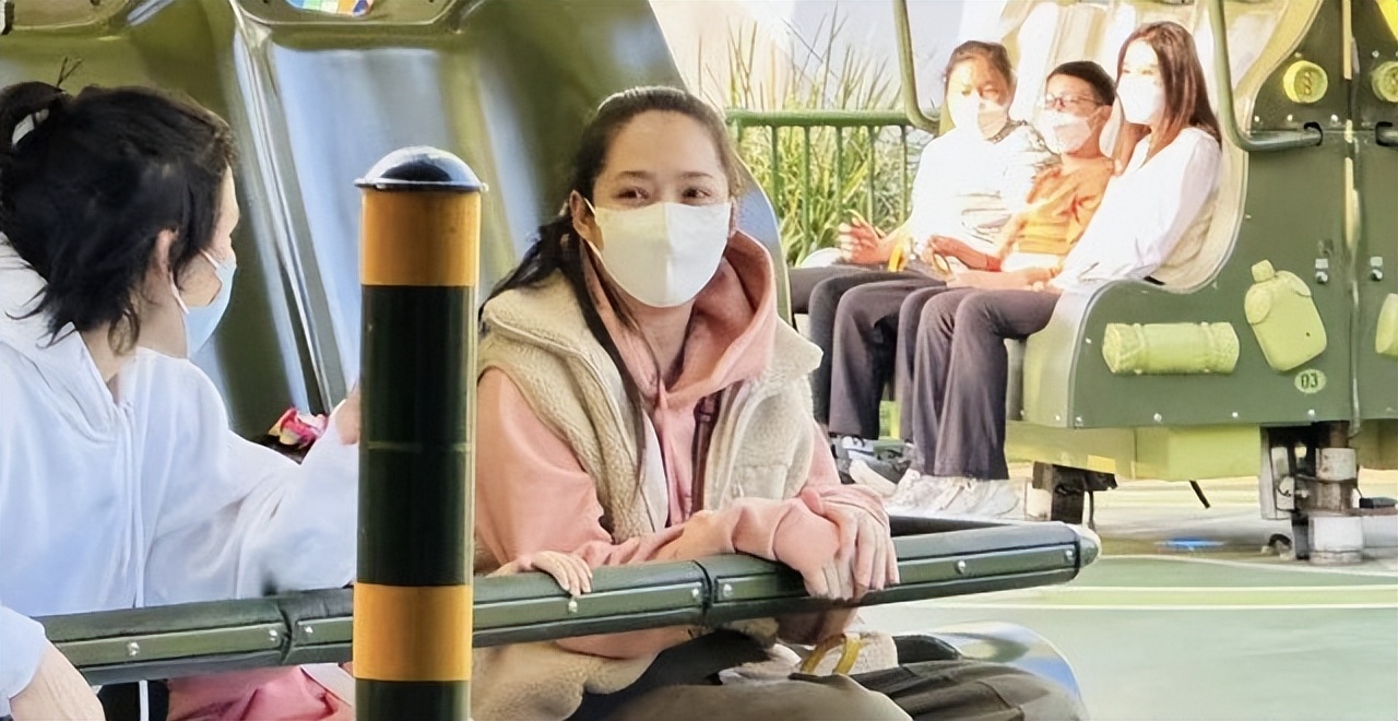 向佐郭碧婷一家去游乐场，儿子大眼睛像奶奶，女儿超大胆逗笑爸爸