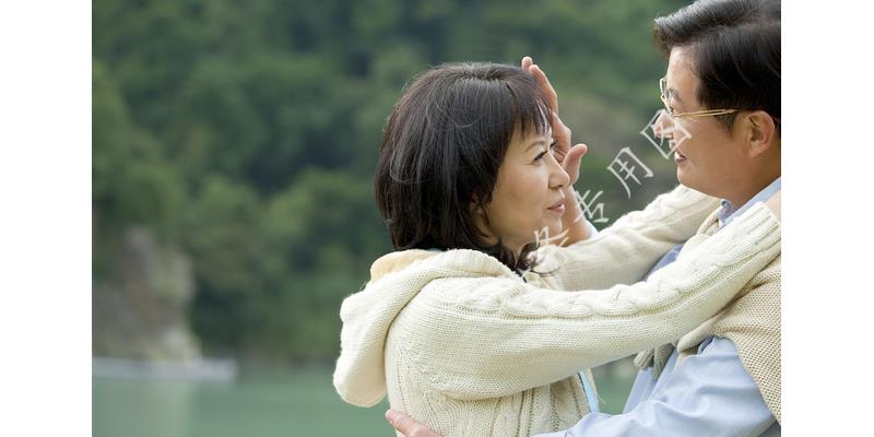 父亲家暴出轨，父母离婚23年，父亲瘫痪后，母亲却和父亲复婚了