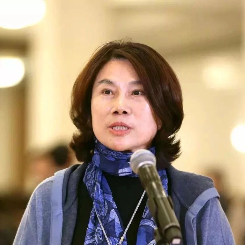 董明珠休闲风穿搭,董明珠蓝色外套搭配黑色裤子