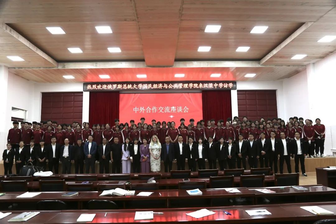 回首过往立足当下展望未来的标题,立足当下展望未来的诗句