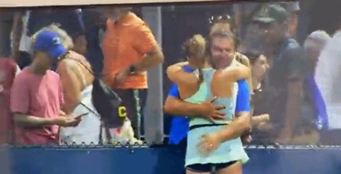 捷克16岁女选手赛场边被父亲和教练若无其事拍屁股，网友震惊了