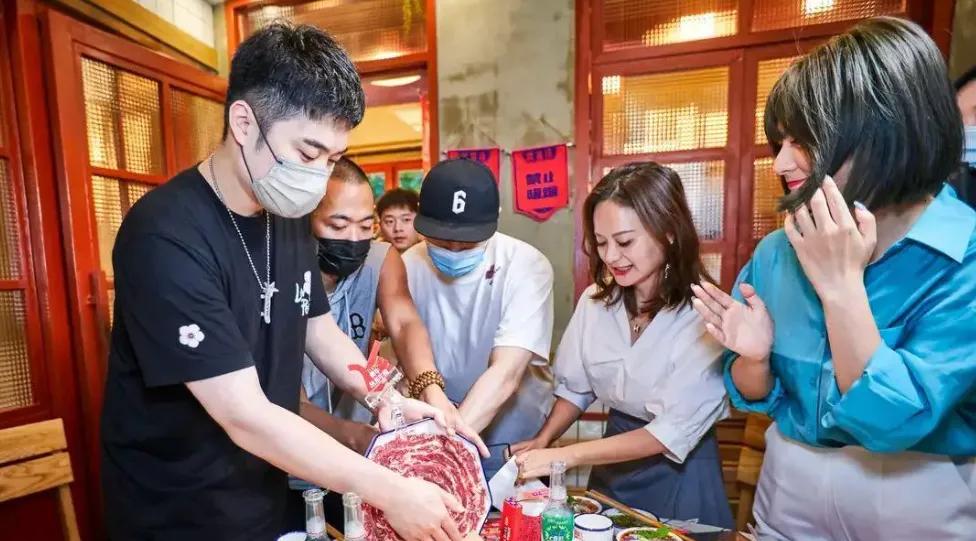 陈赫如何挣钱,陈赫一年收入300多家门店