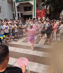 云南泼水节女人被围攻,泼水节判定性骚扰