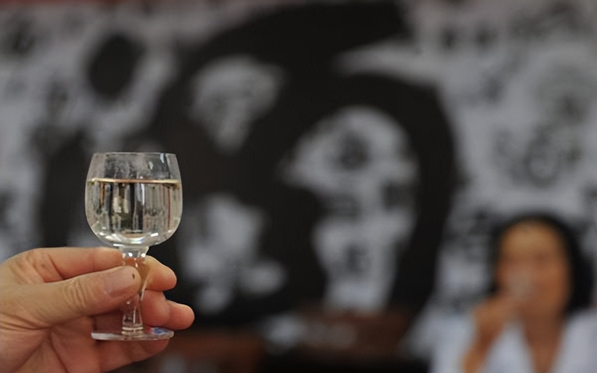 红牛和白酒可不可以一起混着喝,红牛加鸡蛋加白酒一起喝会怎样