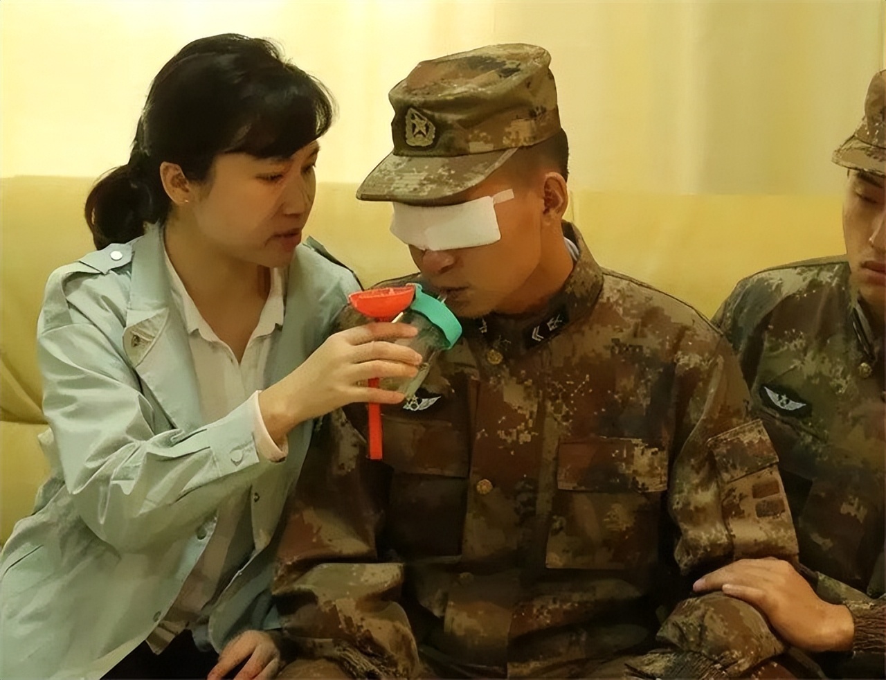 排雷英雄杜富国表彰视频,排雷英雄杜富国重返老部队做什么