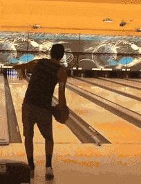 “姑娘，你知道衣服上的字是什么意思吗？”哈哈哈自信的姑娘最美