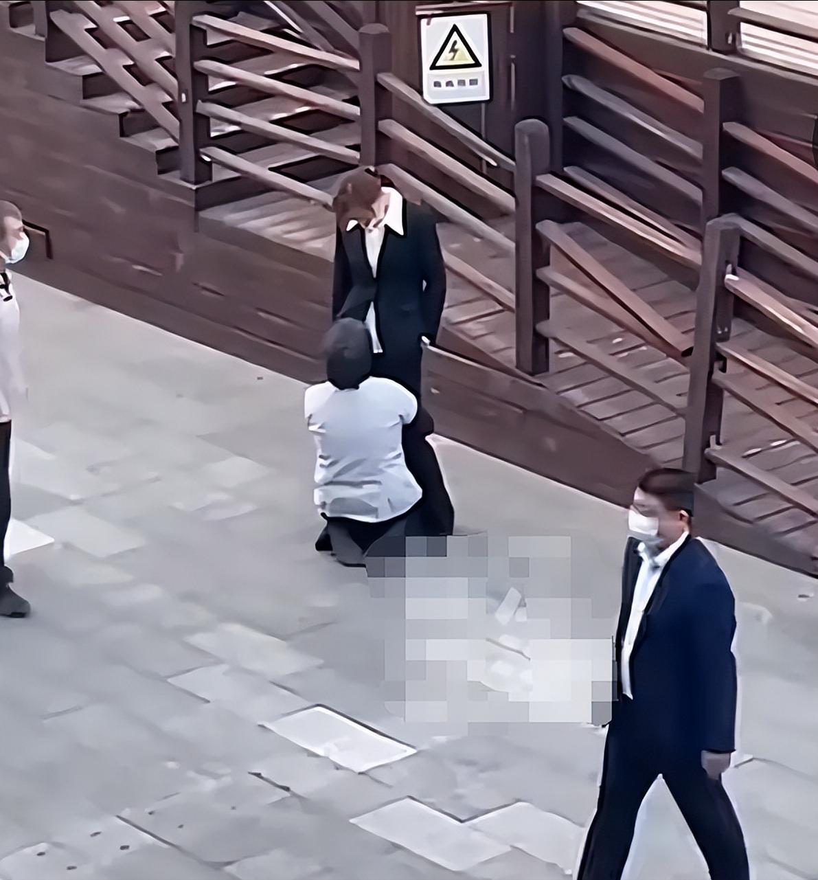 孙玉良：上海保洁员的悲情一跪，跪出了疫情之下底层人的辛酸