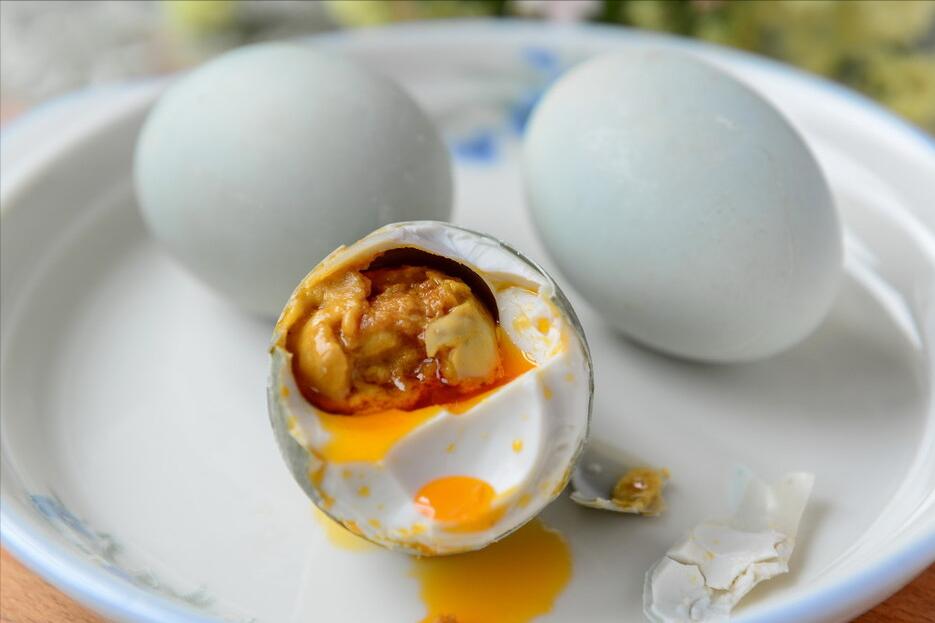 腌咸鸭蛋用盐水泡的方法,腌咸鸭蛋不出油的技巧