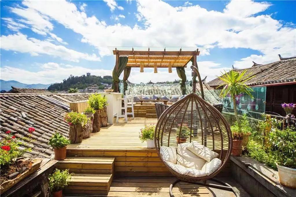 丽江古城一家客栈,丽江古城哪一家客栈门口有个大树