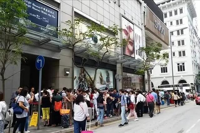 暴亏13亿，惨变空城，爆火20年的香港巨头，被内地游客抛弃了？