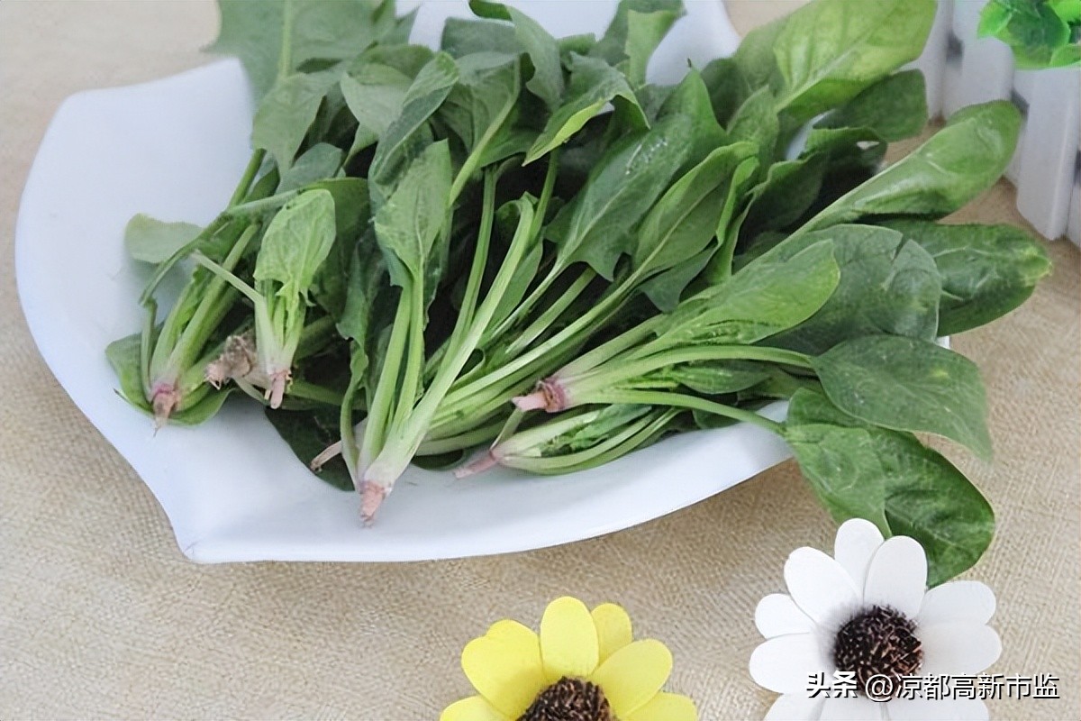 老是掉头发可能缺四种营养素女生,什么疾病会导致大把大把掉头发