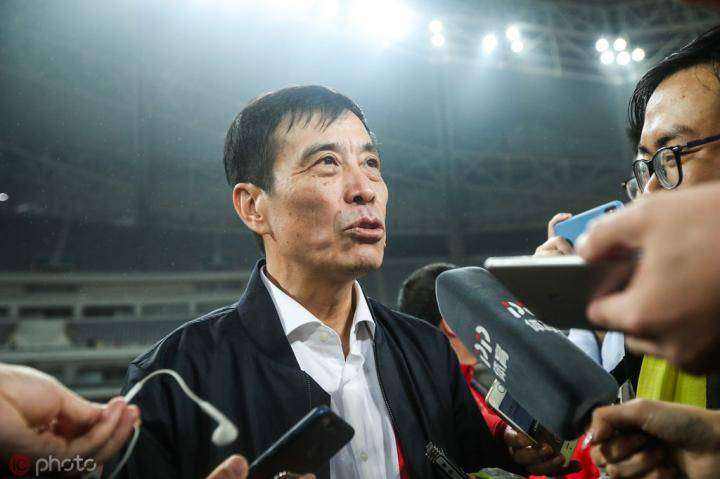 男足球场拉胯的表现和北大天才许晨阳弃美归国6年后却再赴美剖析