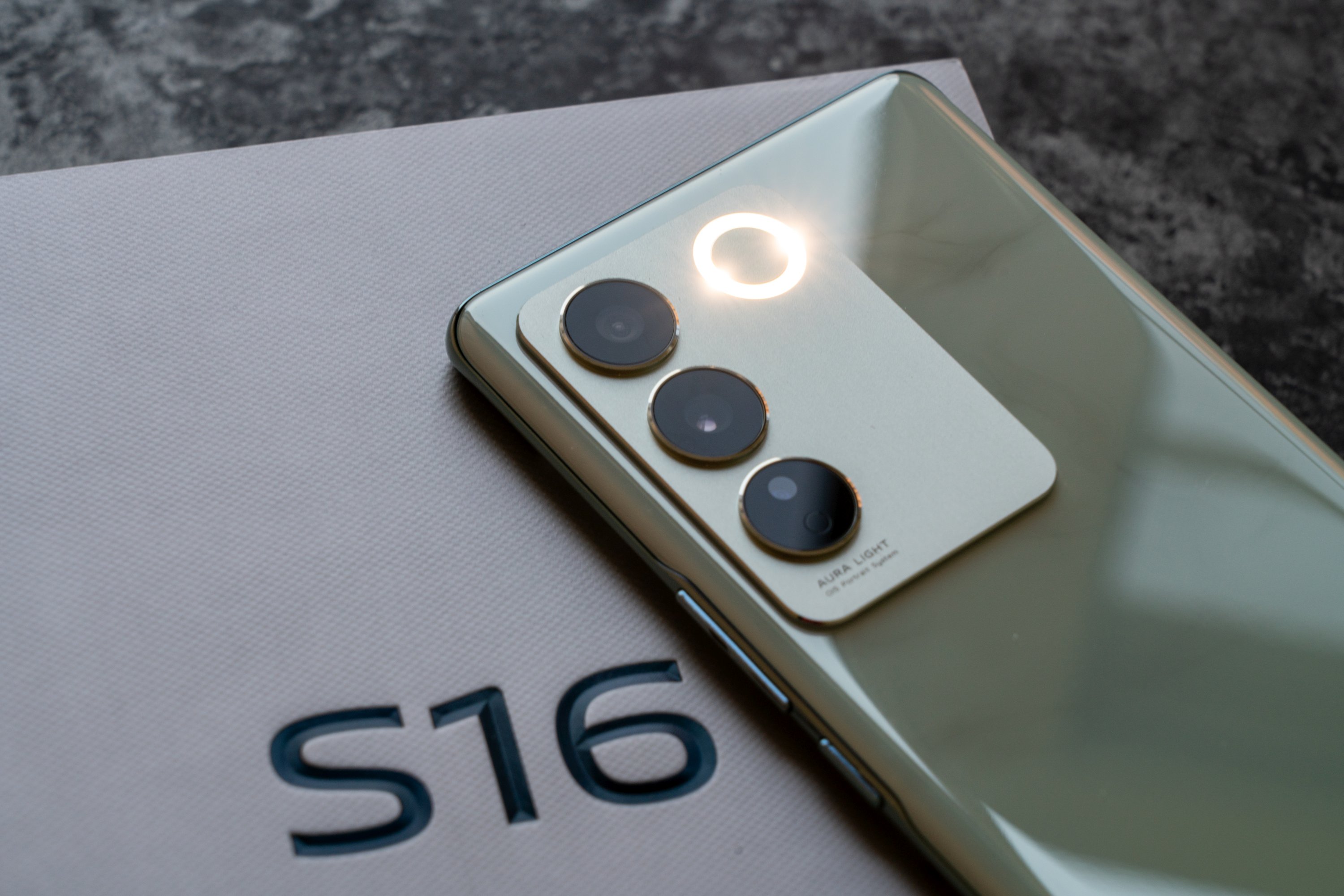 vivos16双极夜柔光灯双侧不一样,vivos16颜如玉和黑色哪个更好看