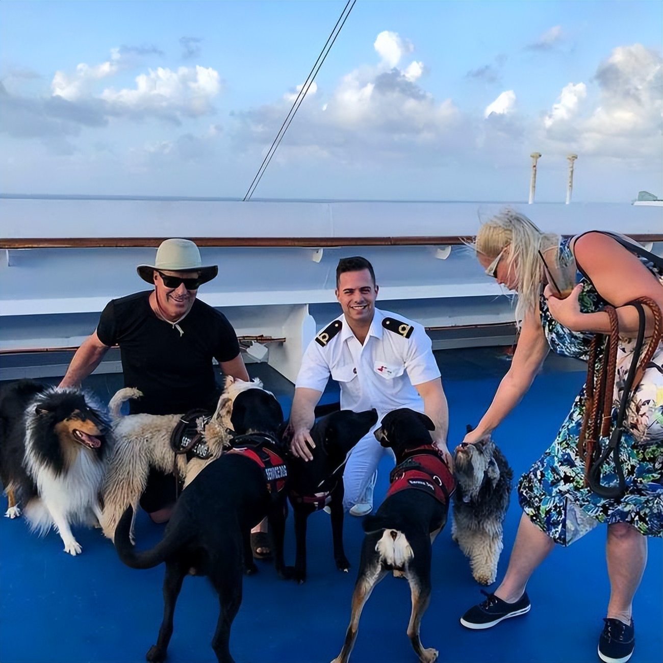 美国单身辣妈网恋假帅哥被威胁p裸照！逃脱后遇照片真人甜蜜热恋